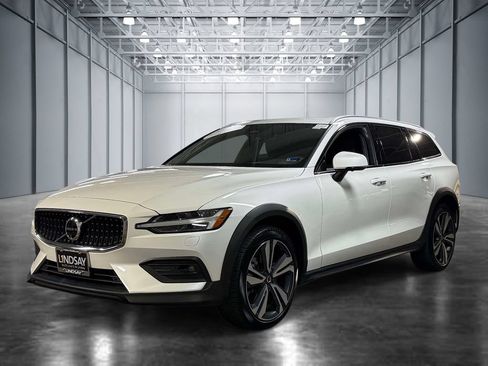 Used 2025 Volvo V60 B5 Cross Country Plus AWD/4WD image 1