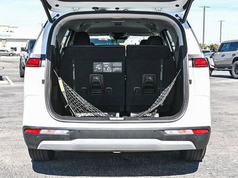 Used 2023 Kia Carnival EX image 28