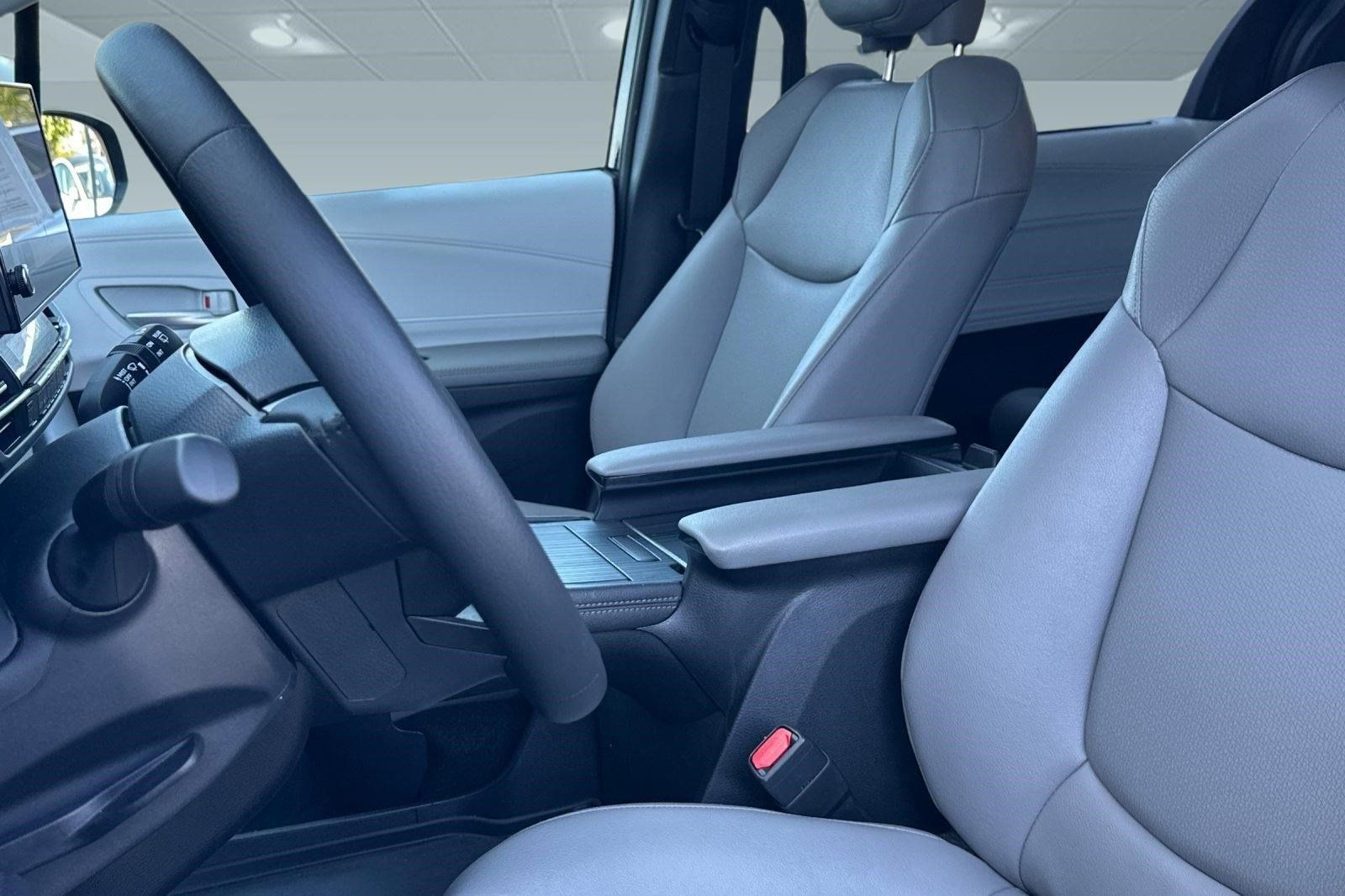 Used 2026 Toyota Sienna XLE FWD image 5