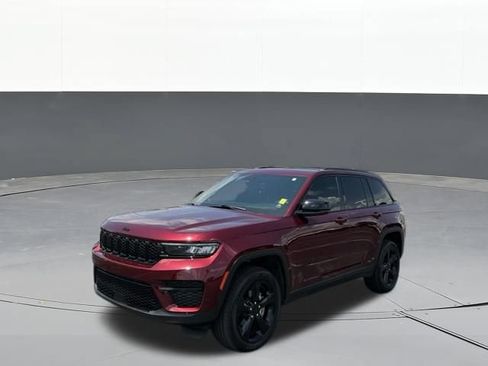 Used 2025 Jeep Grand Cherokee Altitude AWD/4WD image 10