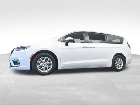 Used 2023 Chrysler Pacifica Touring-L FWD image 58
