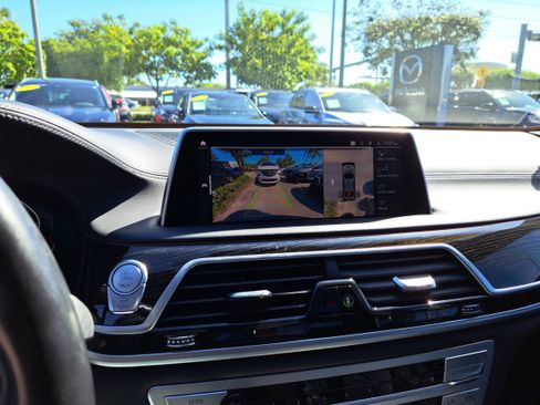 Used 2022 BMW 750i xDrive w/ Executive Package image 18