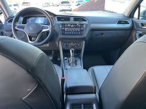 Used 2024 Volkswagen Tiguan SE image 16