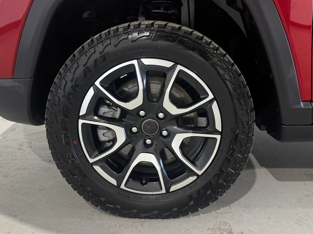 Used 2025 Jeep Compass Trailhawk AWD/4WD image 9