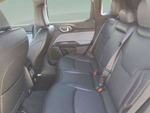 Used 2025 Jeep Compass Latitude AWD/4WD image 6