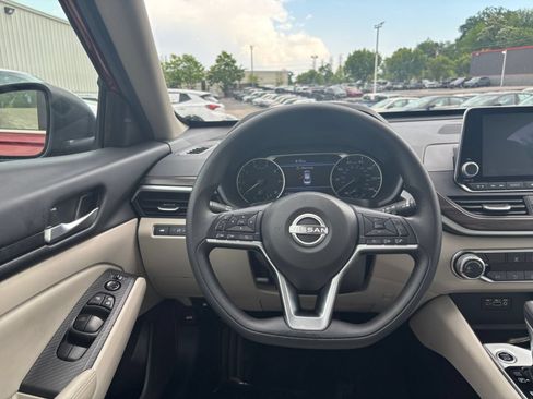 Used 2025 Nissan Altima 2.5 SV FWD image 28