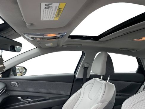 Used 2025 Hyundai Elantra Limited image 8