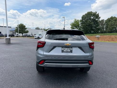Used 2025 Chevrolet Trax LT w/ LT Convenience Package FWD image 6