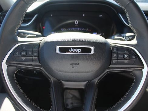Used 2023 Jeep Grand Cherokee L Laredo image 21