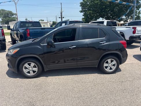 Used 2017 Chevrolet Trax LT w/ LT Convenience Package FWD image 4