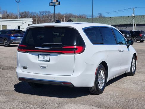 Used 2024 Chrysler Pacifica Touring-L FWD image 5