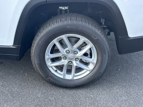 New 2025 Jeep Grand Cherokee L Laredo image 18