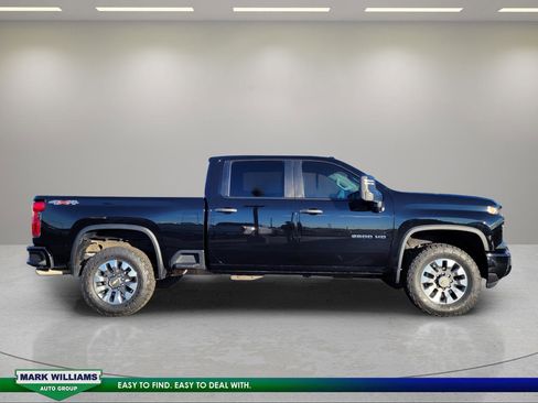 Used 2024 Chevrolet Silverado 2500 Custom w/ Custom Value Package image 2