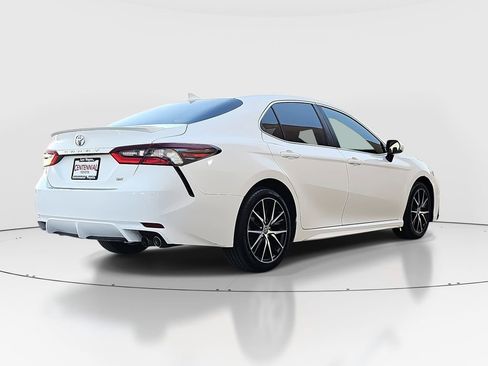 Used 2022 Toyota Camry SE image 5