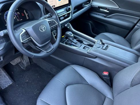 Used 2025 Toyota Grand Highlander AWD image 10