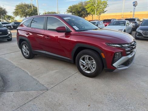 Used 2025 Hyundai Tucson SE FWD image 3