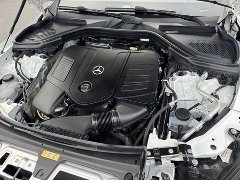 Used 2025 Mercedes-Benz GLC 300 4MATIC image 5