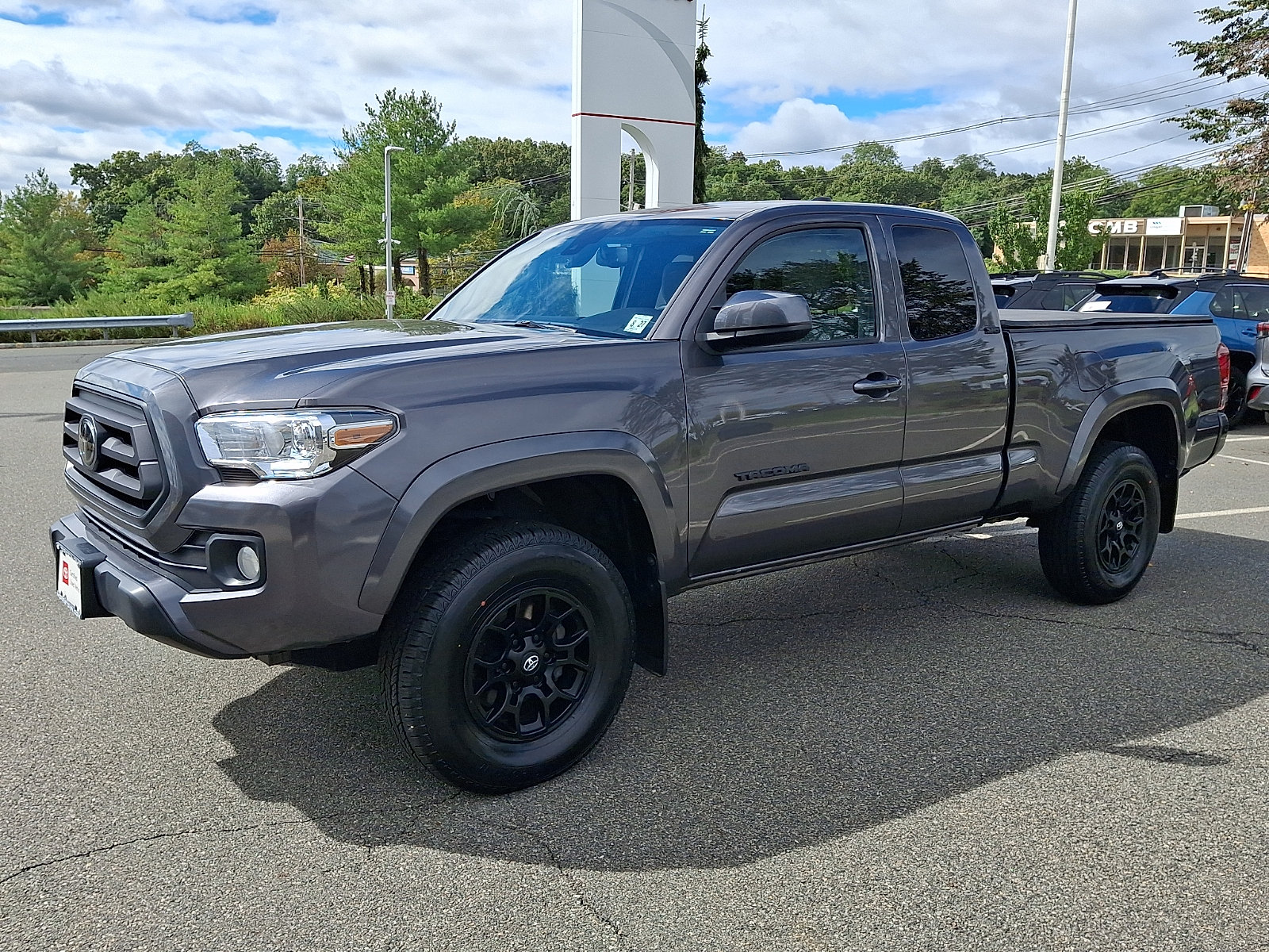 Certified 2022 Toyota Tacoma SR5 AWD/4WD image 3