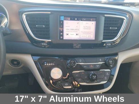 Used 2023 Chrysler Voyager LX image 11