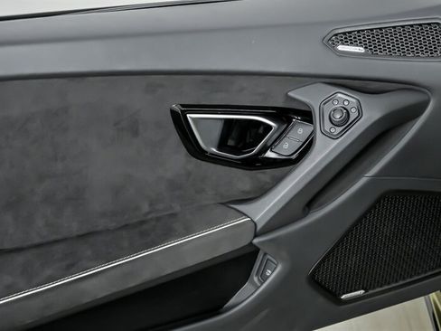 Used 2022 Lamborghini Huracan EVO RWD image 16