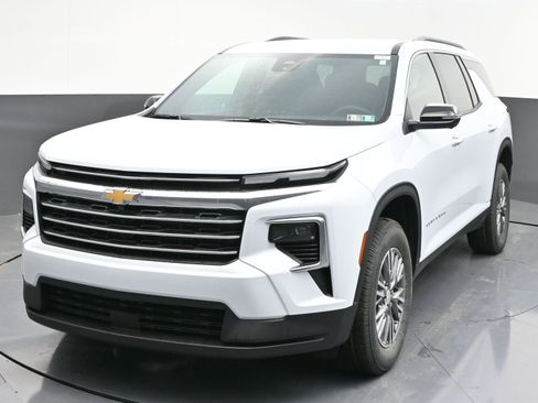 New 2026 Chevrolet Traverse LT w/ Driver Confidence Package AWD/4WD image 3