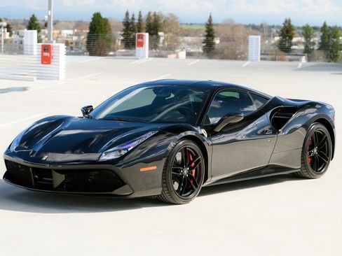 Used 2018 Ferrari 488 GTB image 2