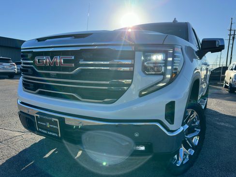 Used 2022 GMC Sierra 1500 SLT image 2
