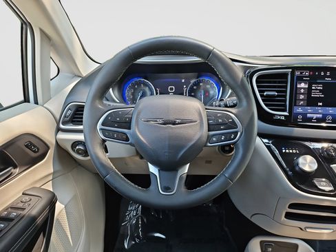 Used 2023 Chrysler Pacifica Touring-L FWD image 44