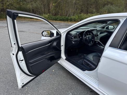 Used 2021 Toyota Camry SE image 12