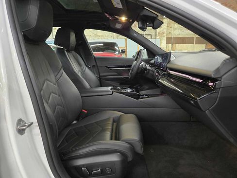Used 2024 BMW 530i xDrive AWD/4WD image 11