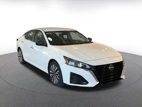 Used 2025 Nissan Altima 2.5 SV image 3