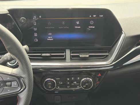 Used 2025 Chevrolet Trax RS w/ Sunroof Package FWD image 31