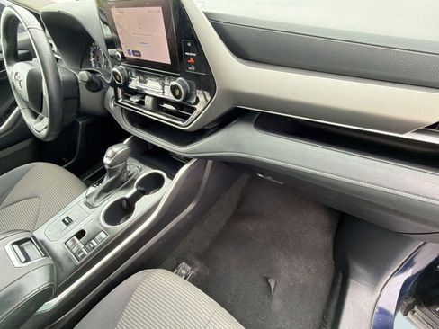 Used 2025 Toyota Highlander LE FWD image 34
