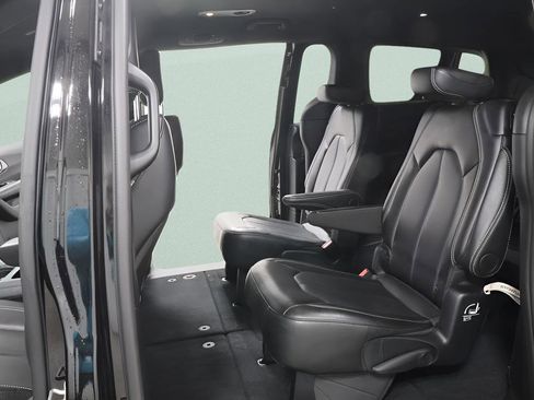 Used 2025 Chrysler Pacifica Select image 22