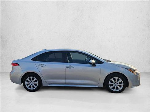 Used 2022 Toyota Corolla LE FWD image 4