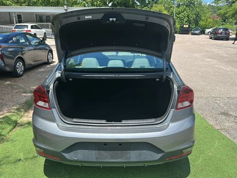 Used 2019 Hyundai Elantra SE FWD image 11