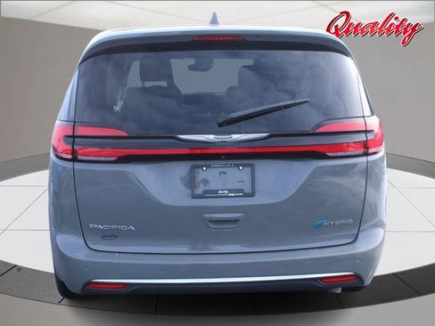 Used 2022 Chrysler Pacifica Touring-L image 4