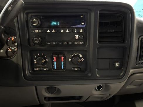 Used 2005 Chevrolet Avalanche LS image 10