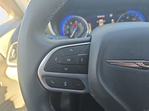 Used 2024 Chrysler Pacifica Touring-L image 17