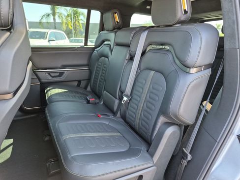 Used 2025 Rivian R1S Adventure Dual AWD/4WD image 30