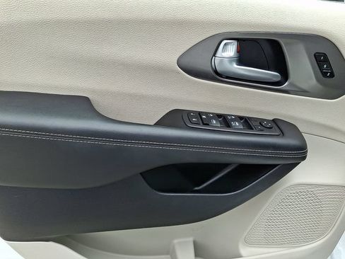 Used 2024 Chrysler Pacifica Touring-L FWD image 15