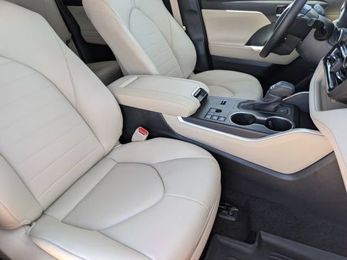 Used 2025 Toyota Highlander XLE AWD/4WD image 24