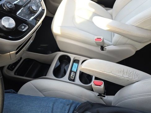 Used 2017 Chrysler Pacifica Touring image 25