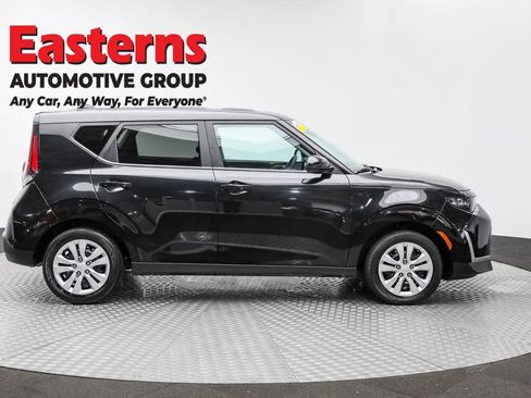 Used 2023 Kia Soul LX FWD image 4
