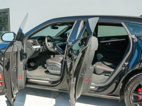 Used 2020 Lamborghini Urus image 46