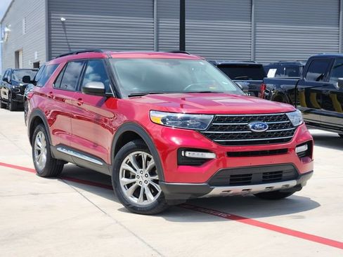Used 2022 Ford Explorer XLT w/ Equipment Group 202A AWD/4WD image 2