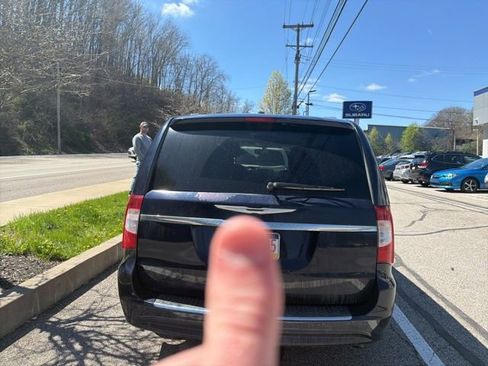 Used 2014 Chrysler Town & Country Touring-L w/ Driver Convenience Group image 12