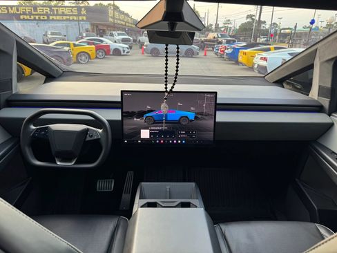 Used 2024 Tesla Cybertruck AWD Crew Cab image 31