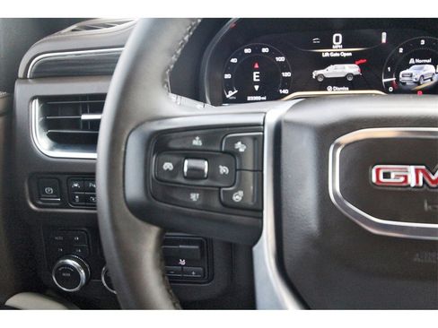 Used 2024 GMC Yukon SLT w/ SLT Premium Package image 18