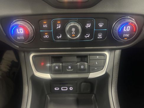 Used 2024 GMC Terrain SLT image 10